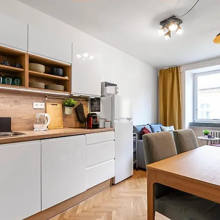 Popular Location / Street View / 4 Ppl / Netflix