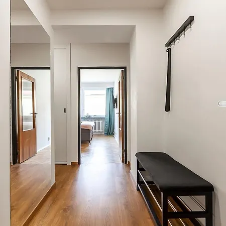 Popular Location / Street View / 4 Ppl / Netflix