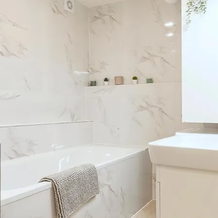 Apartment Popular Location / Street View / 4 Ppl / Netflix *