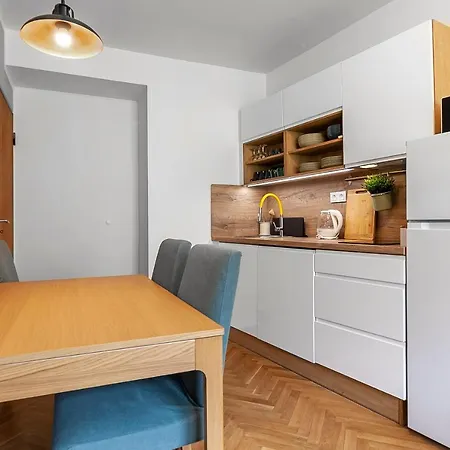 Popular Location / Street View / 4 Ppl / Netflix Apartment *