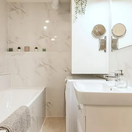 Popular Location / Street View / 4 Ppl / Netflix * Prague