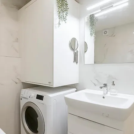 Popular Location / Street View / 4 Ppl / Netflix Prague