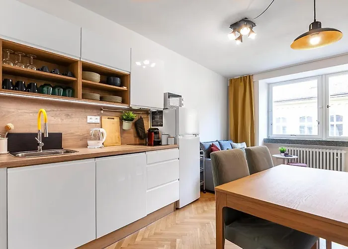Popular Location / Street View / 4 Ppl / Netflix