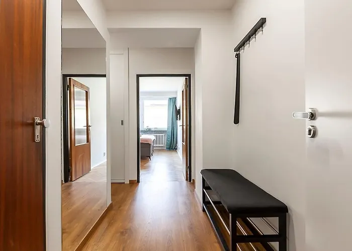 Popular Location / Street View / 4 Ppl / Netflix