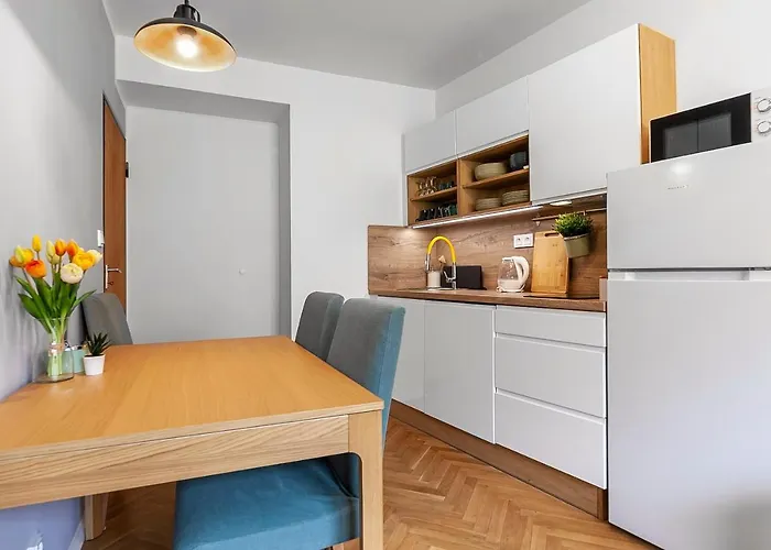 Popular Location / Street View / 4 Ppl / Netflix Appartamento *