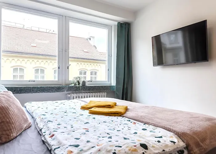 Popular Location / Street View / 4 Ppl / Netflix Praga