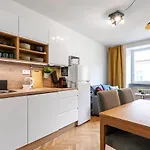 Popular Location / Street View / 4 Ppl / Netflix