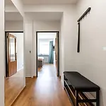 Popular Location / Street View / 4 Ppl / Netflix