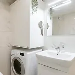 Popular Location / Street View / 4 Ppl / Netflix Πράγα