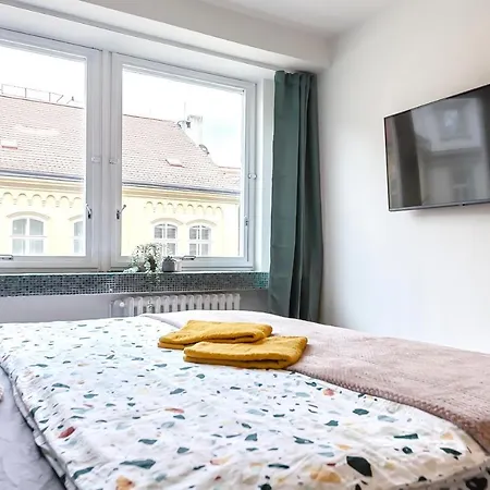 Popular Location / Street View / 4 Ppl / Netflix Praga