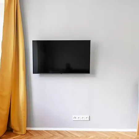 Popular Location / Street View / 4 Ppl / Netflix * Prag